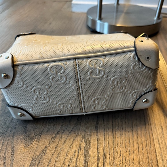 Gucci embossed ivory square shoulder bag - Picture 5 of 8